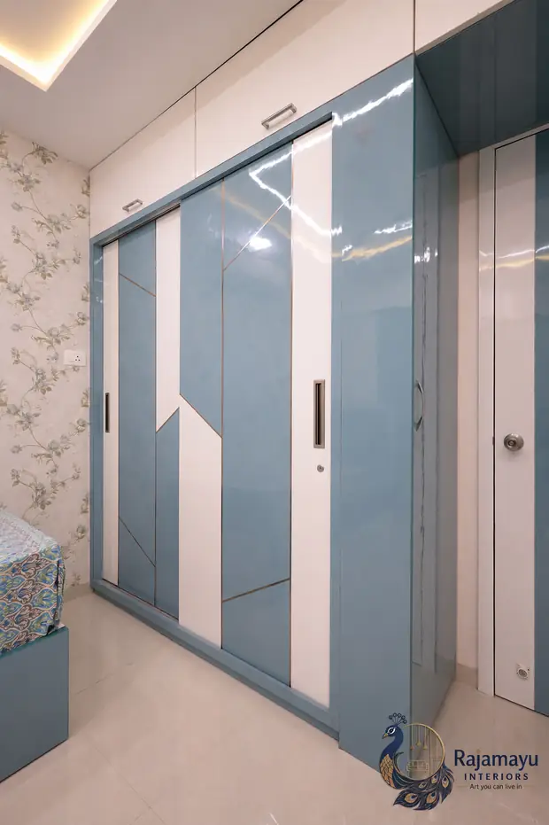 Sliding wardrobe in glass and blue