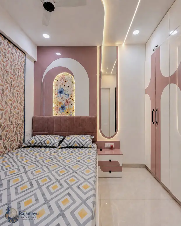 Bedroom with arched mirror detail